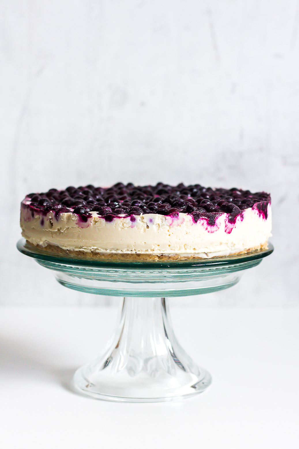 a vegan, gluten-free and (almost) raw blueberry-lemon cheesecake