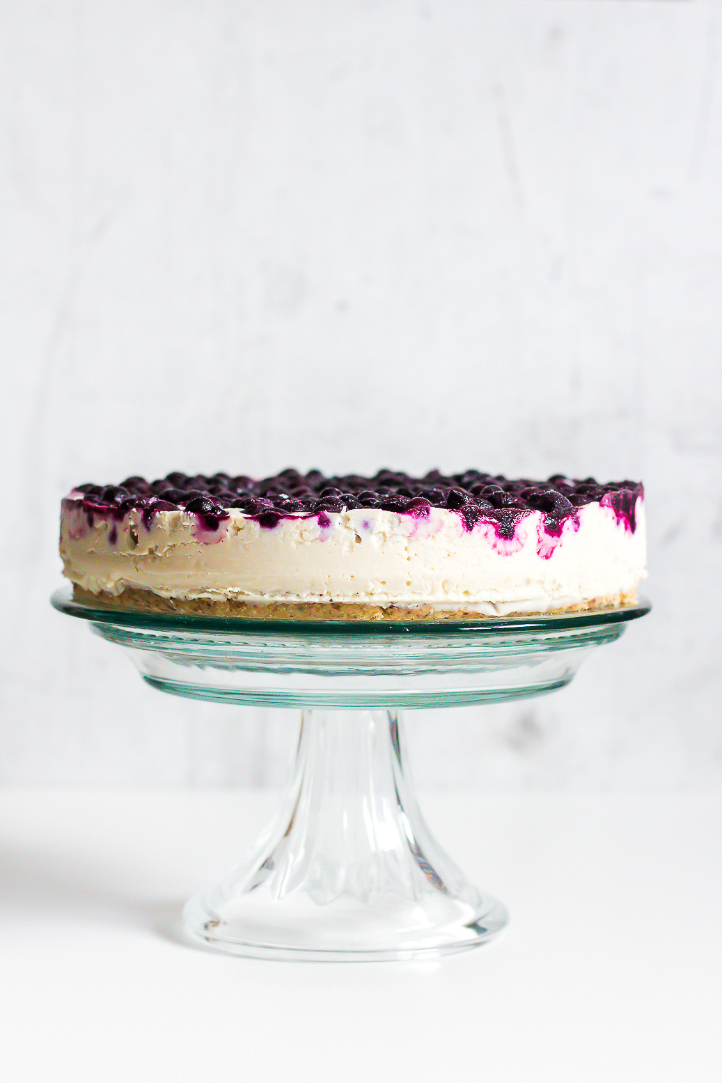 a vegan, gluten-free and (almost) raw blueberry-lemon cheesecake