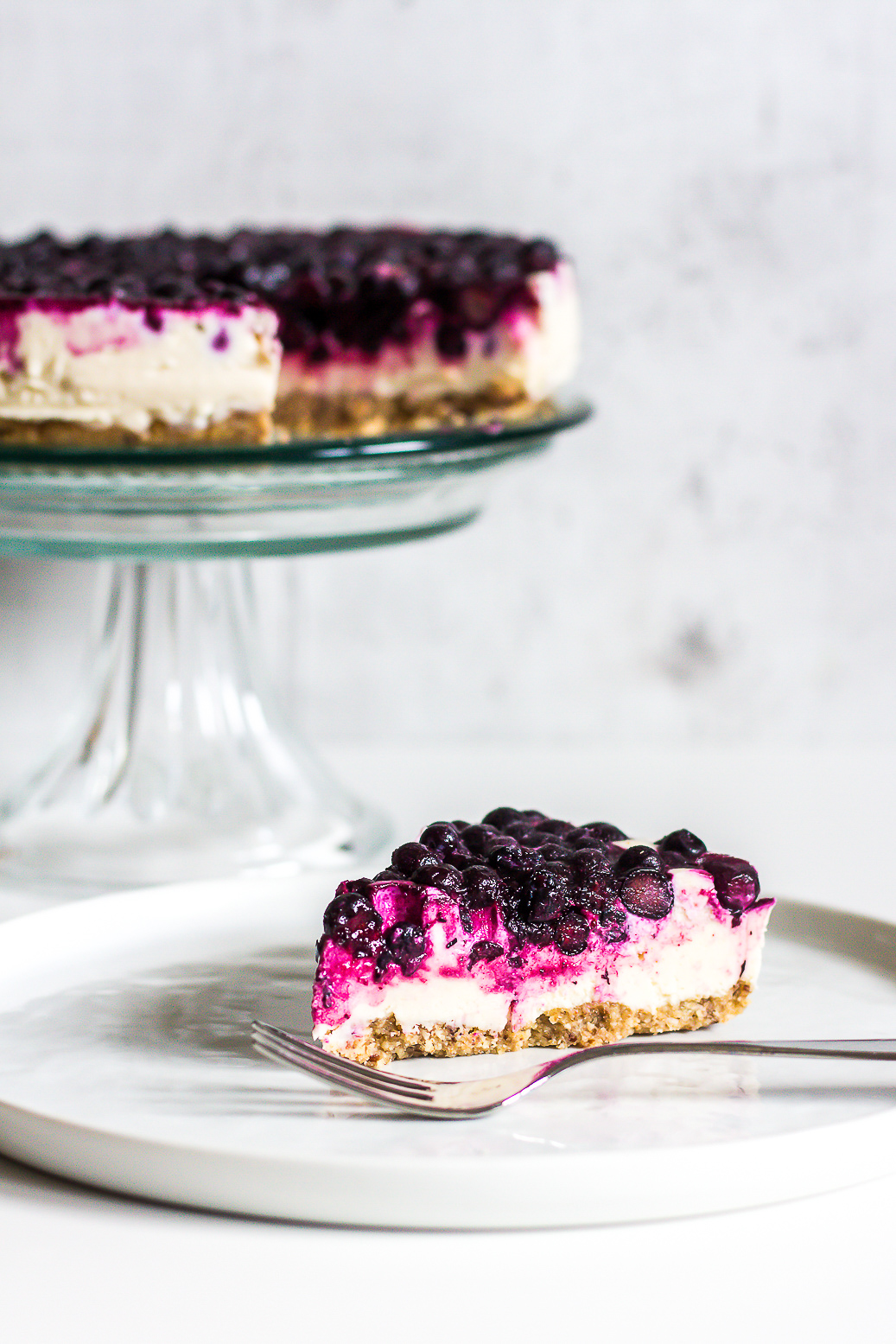 a vegan, gluten-free and (almost) raw blueberry-lemon cheesecake