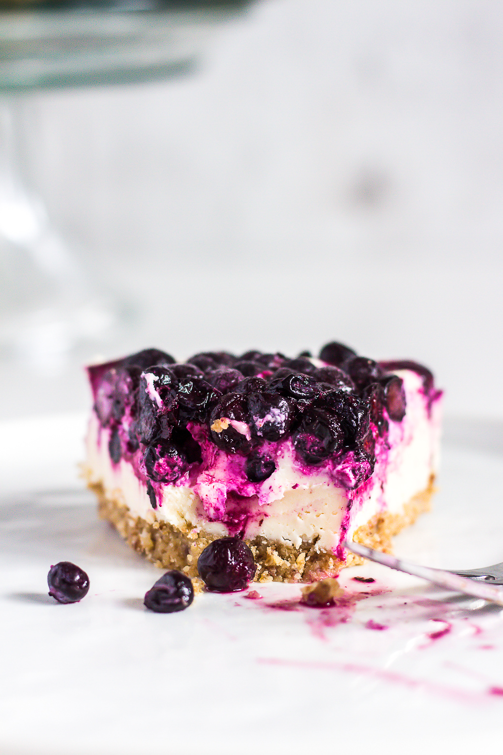 a vegan, gluten-free and (almost) raw blueberry-lemon cheesecake