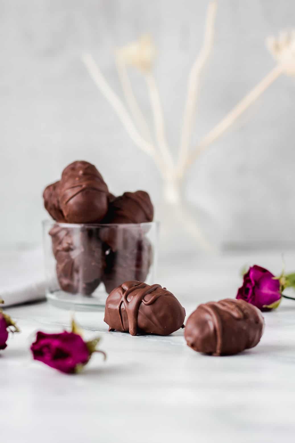 Vegan Chocolate Eggs with Date-Walnut-Filling #vegan#chocolate#easter