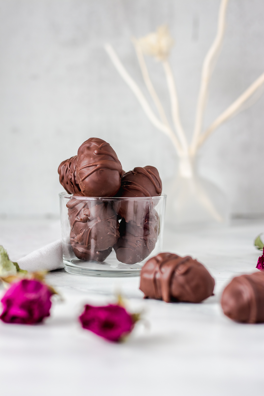Vegan Chocolate Eggs with Date-Walnut-Filling #vegan#chocolate#easter