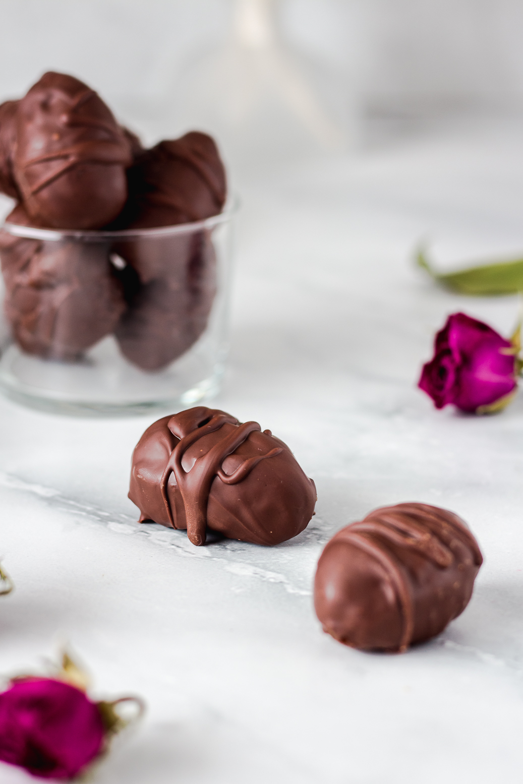 Vegan Chocolate Eggs with Date-Walnut-Filling #vegan#chocolate#easter