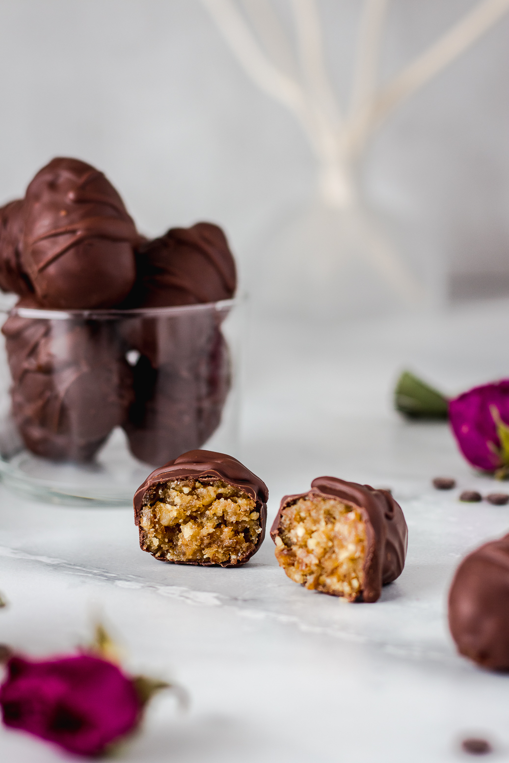 Vegan Chocolate Eggs with Date-Walnut-Filling #vegan#chocolate#easter