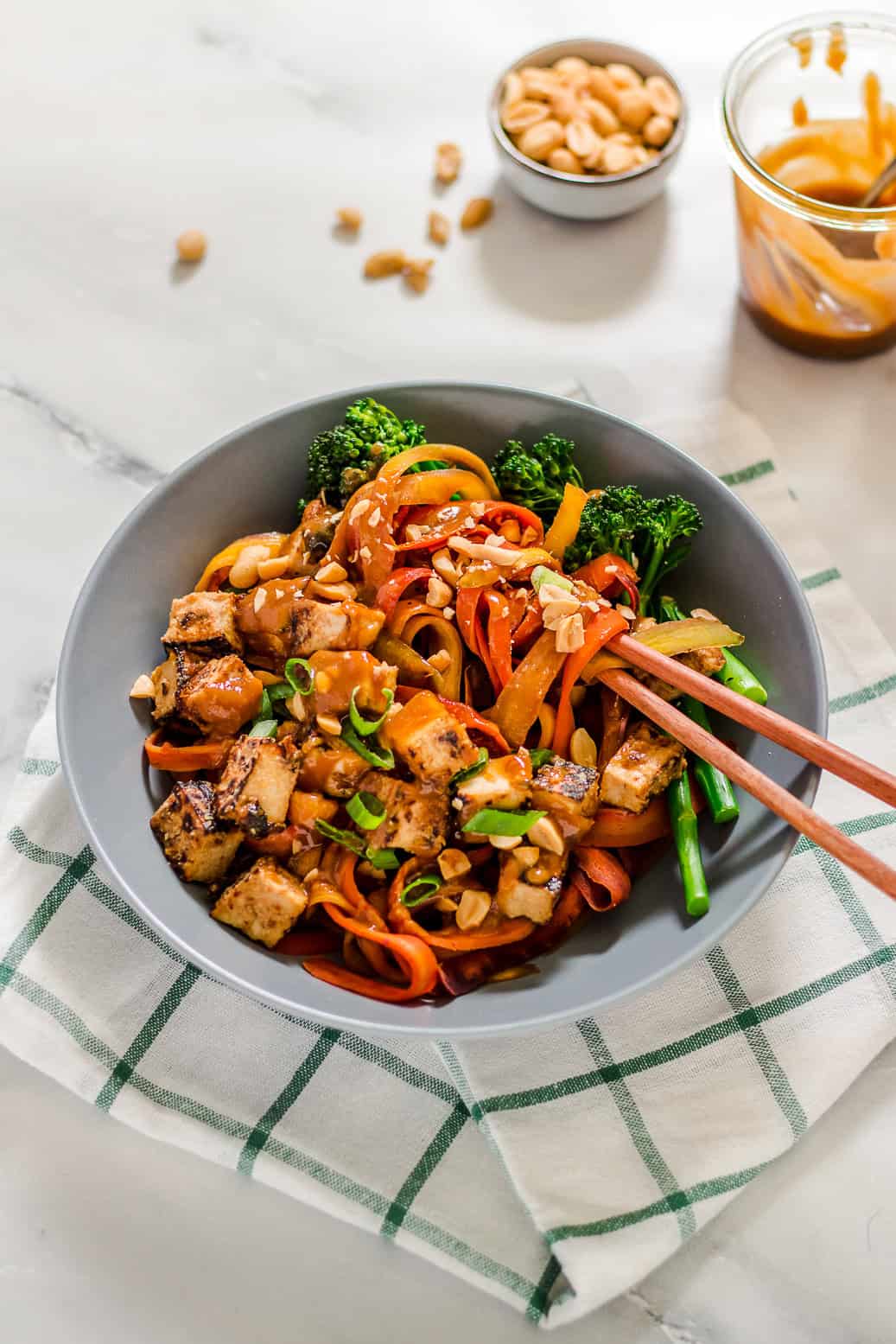 Vegan Carrot Noodle Bowl with Peanut Sauce #vegan#peanutbutter#lowcarb