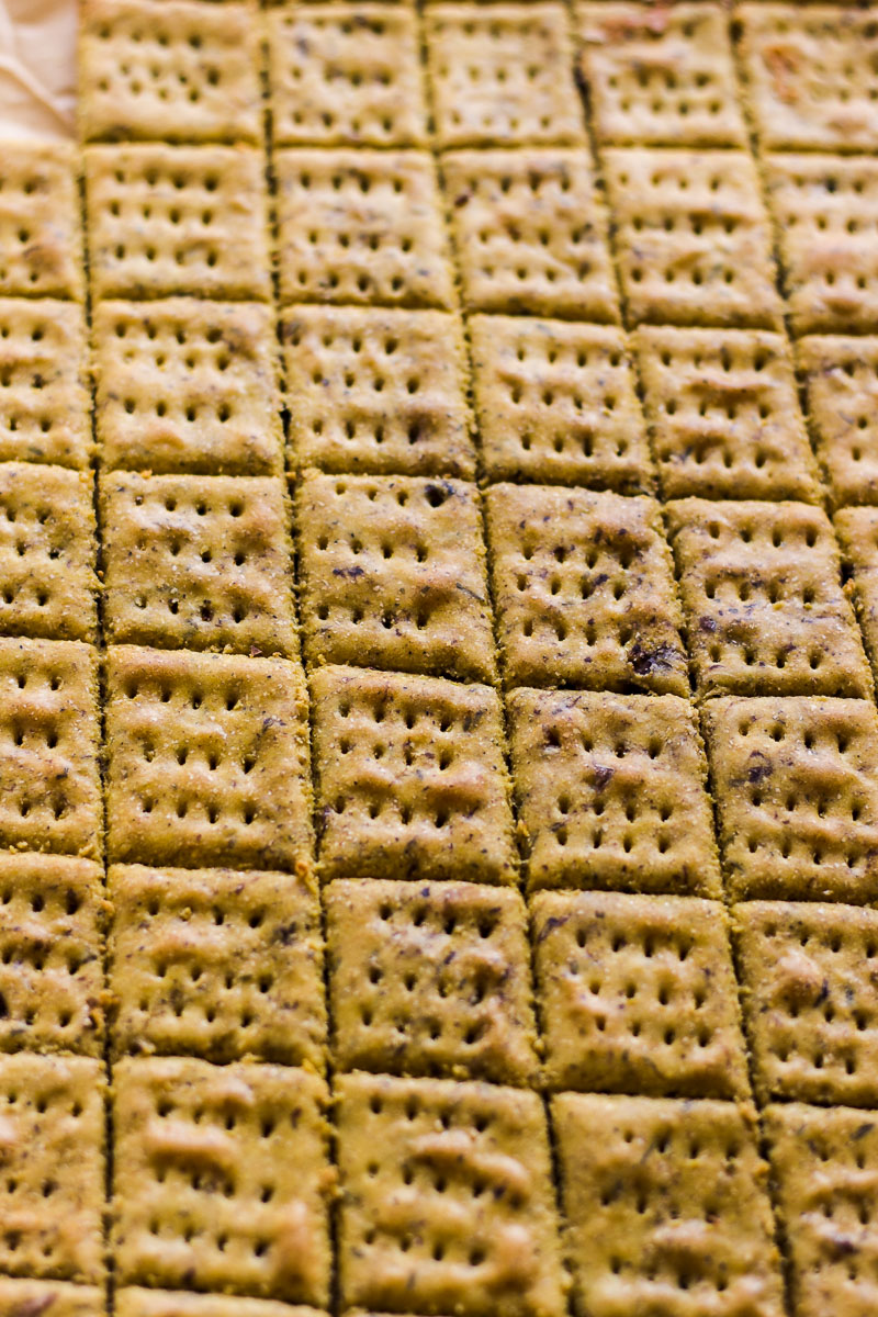 Oil-free and vegan olive crackers - perfect for snacking and dipping! #vegan #crackers #oil-free
