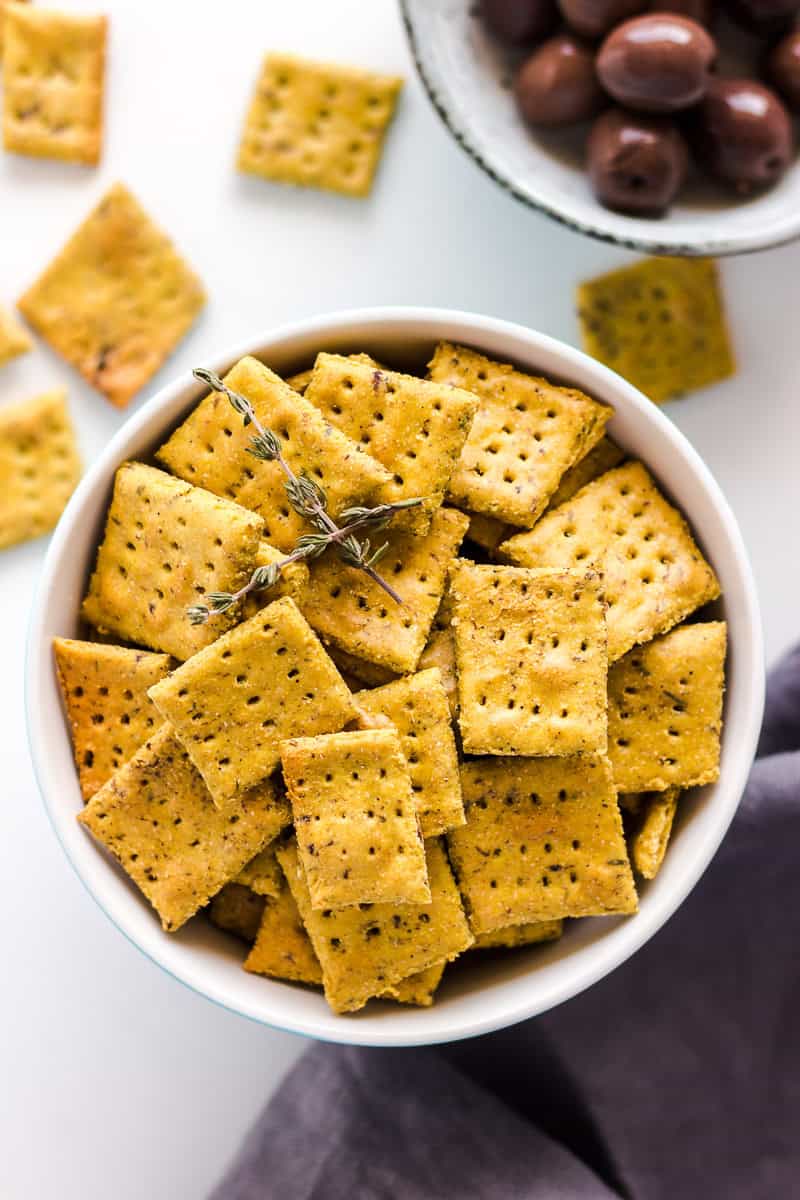 Oil-free and vegan olive crackers - perfect for snacking and dipping! #vegan #crackers #oil-free