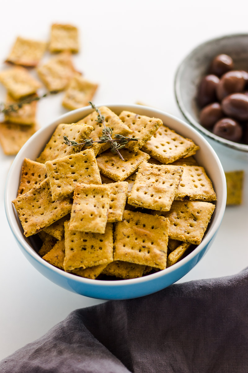 Oil-free and vegan olive crackers - perfect for snacking and dipping! #vegan #crackers #oil-free