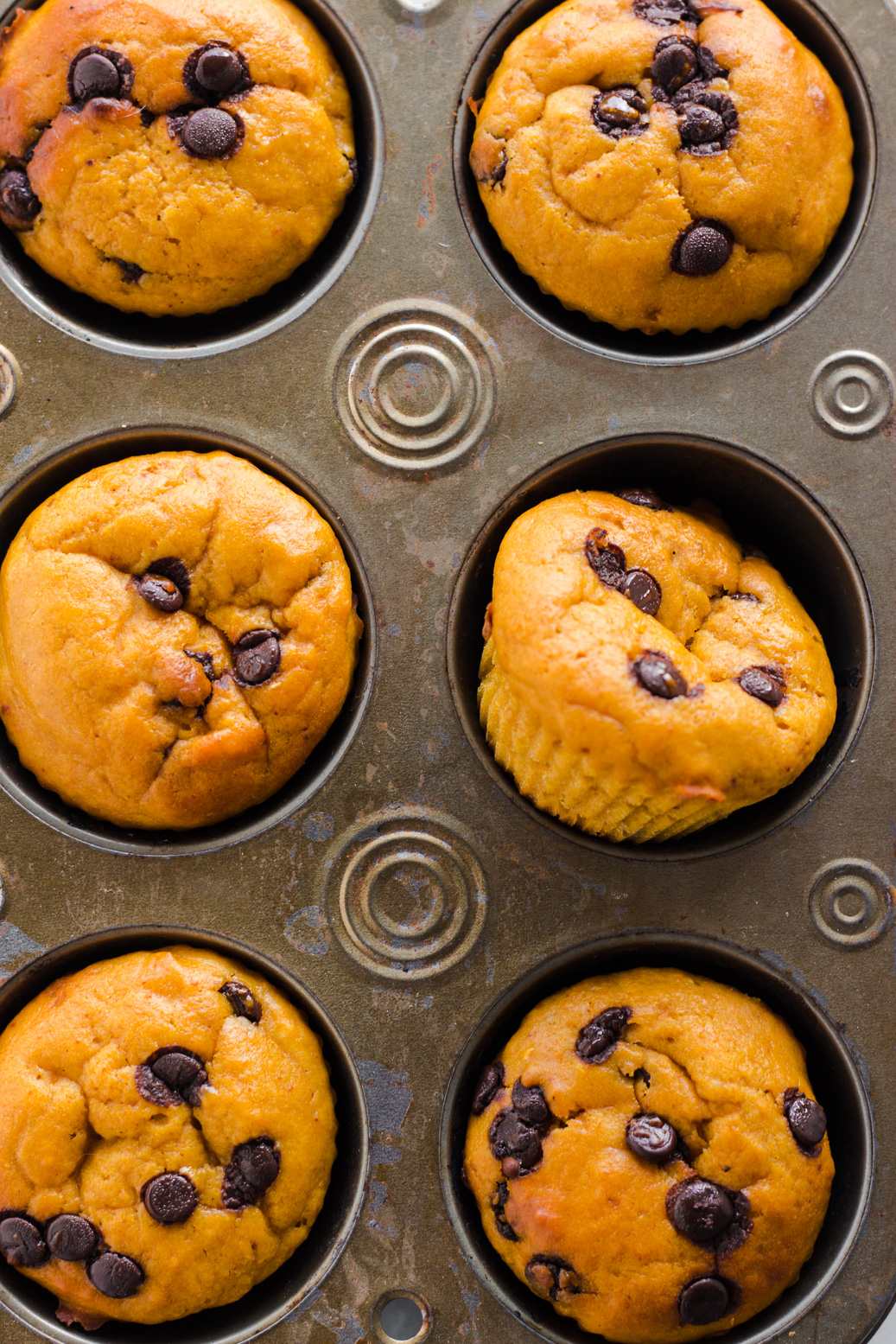 Vegan Orange-Pumpkin Muffins with chocolate chips #vegan #muffins #pumpkin