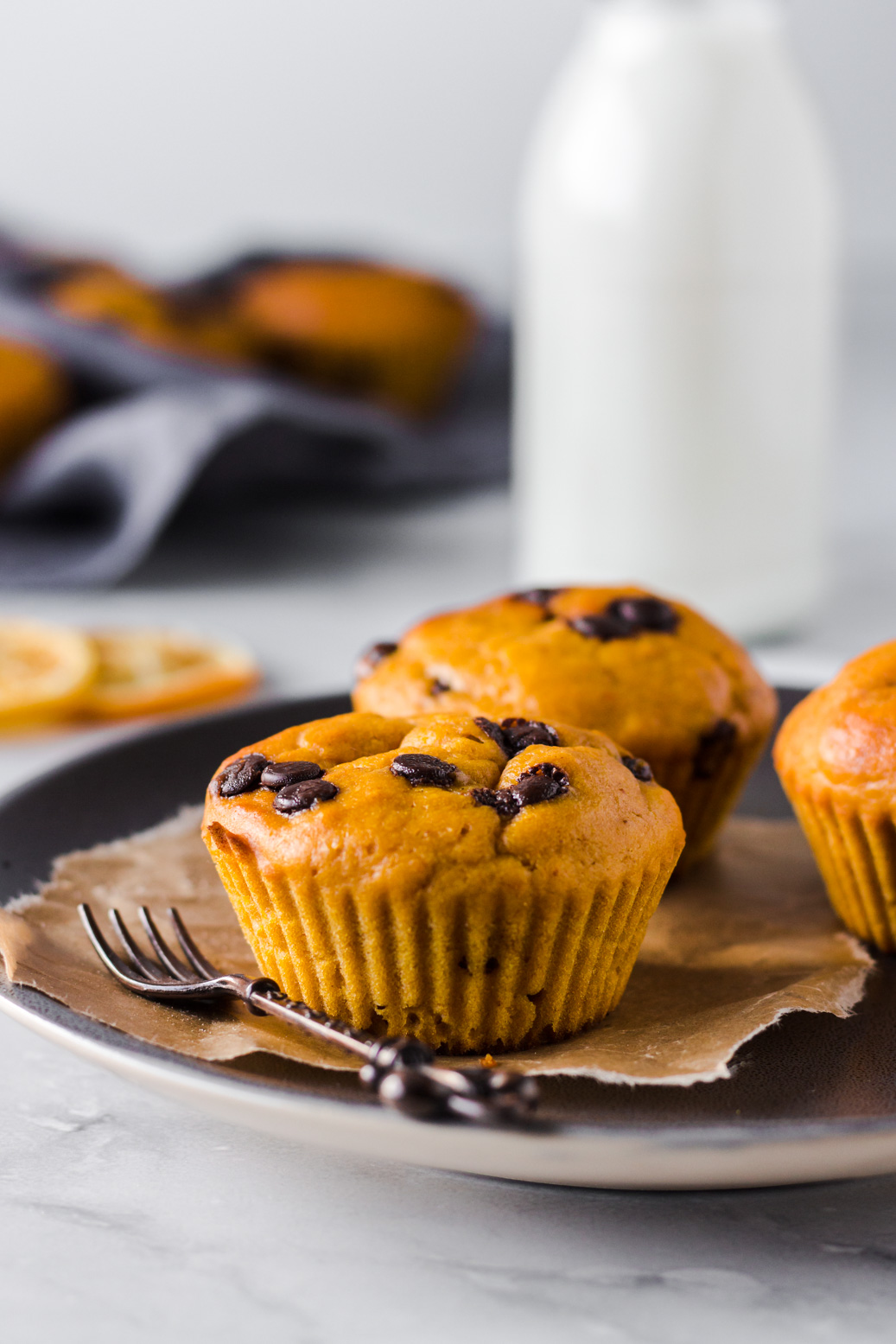 Vegan Orange-Pumpkin Muffins with chocolate chips #vegan #muffins #pumpkin