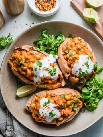 vegan gefüllte süßkartoffeln mit kichererbsen