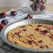veganer blondiekuchen mit kirschen