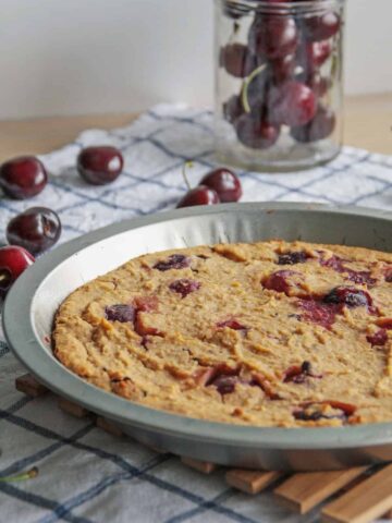 veganer blondiekuchen mit kirschen