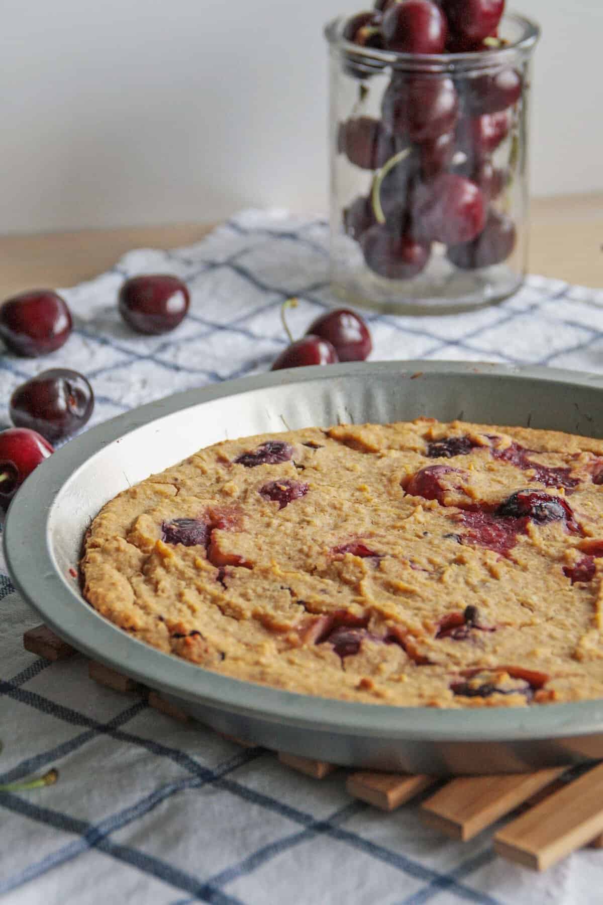 veganer blondiekuchen mit kirschen
