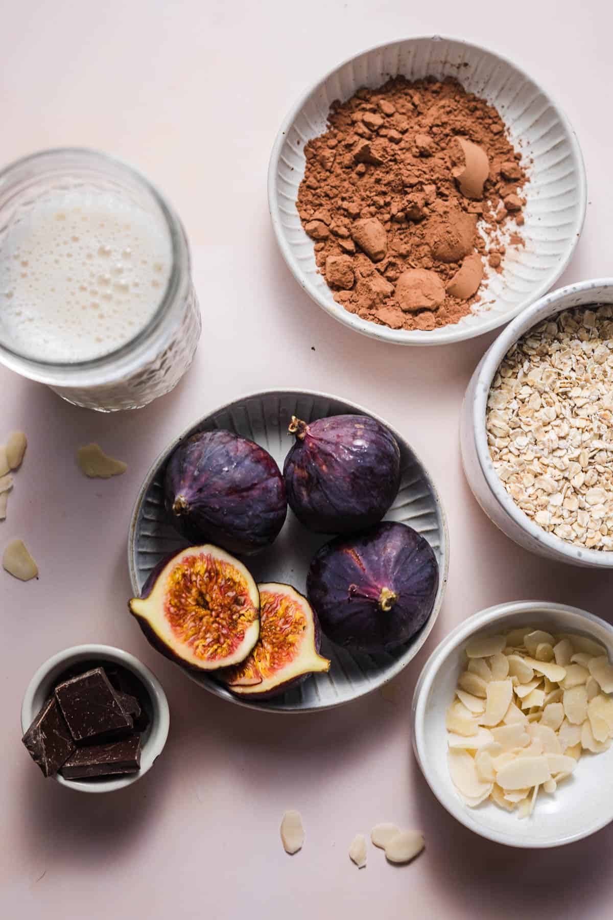 zutaten für vegane baked oats mit schokolade und feigen
