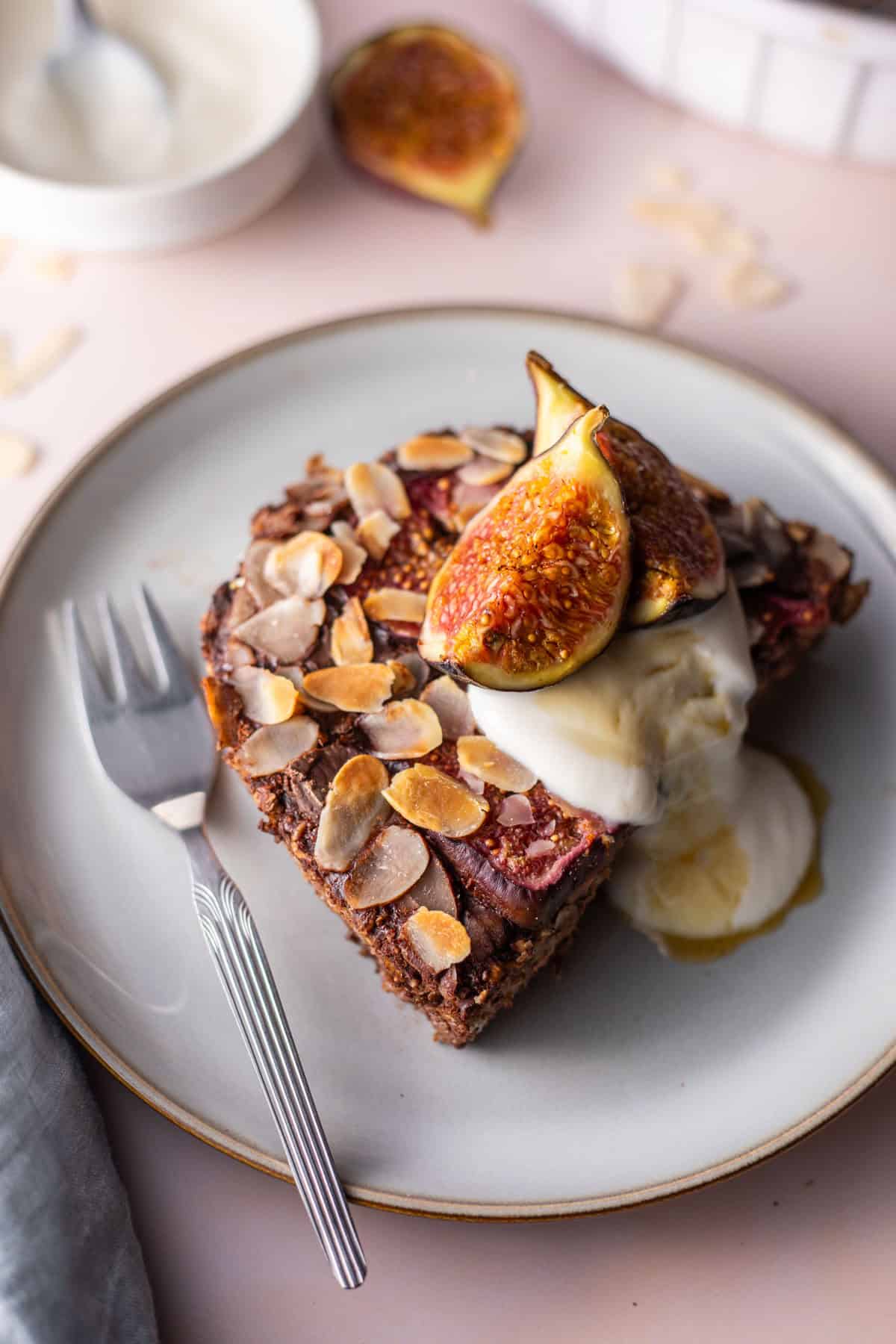 veganes schokoladen oatmeal aus dem air-fryer mit feigen