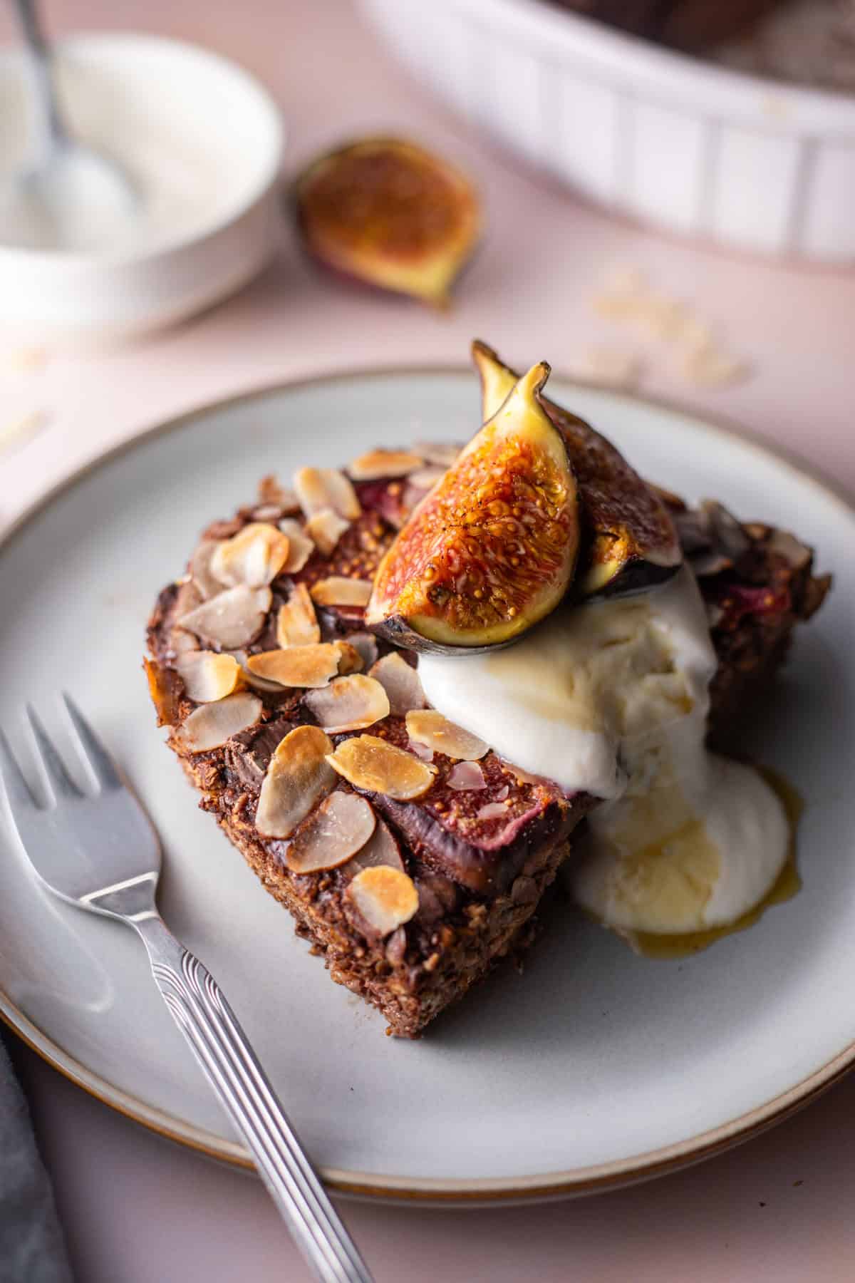 gebackenes feigen oatmeal mit kakao und mandelmilch