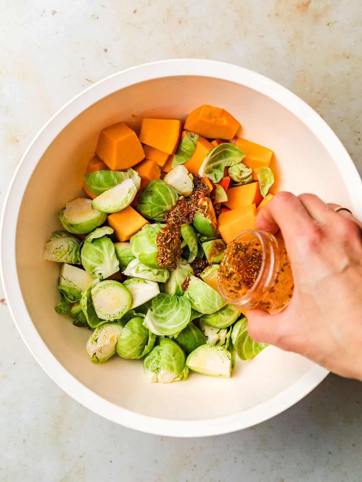 rosenkohl und kürbis vorbereiten für ofengemüse