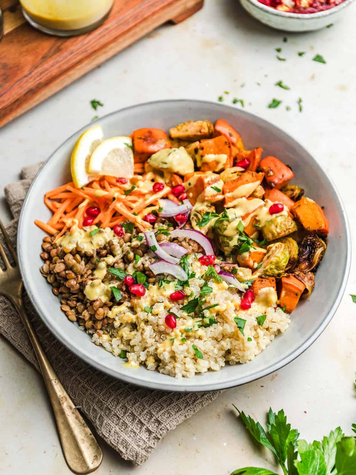 veggie bowl mit kürbis und kurkuma tahin dressing