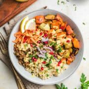 hebrstliche buddha bowl mit kürbis, rosenkohl, linsen und quinoa