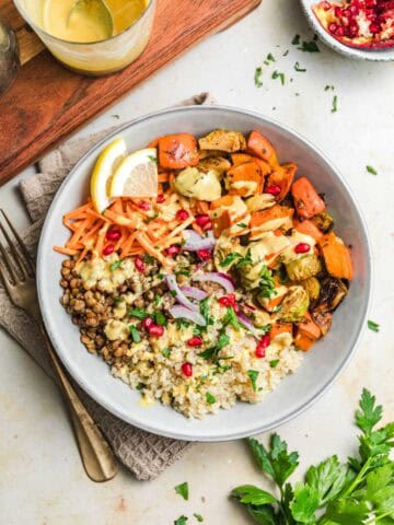hebrstliche buddha bowl mit kürbis, rosenkohl, linsen und quinoa
