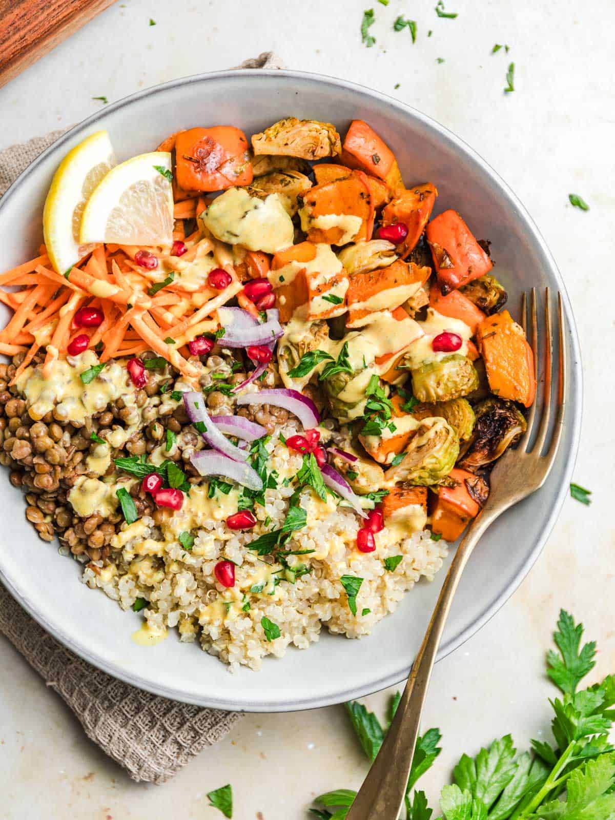 vegane gemüse bowl mit quinoa und linsen