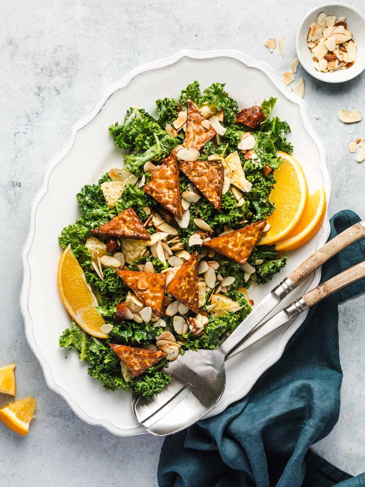 kale salad mit tempeh