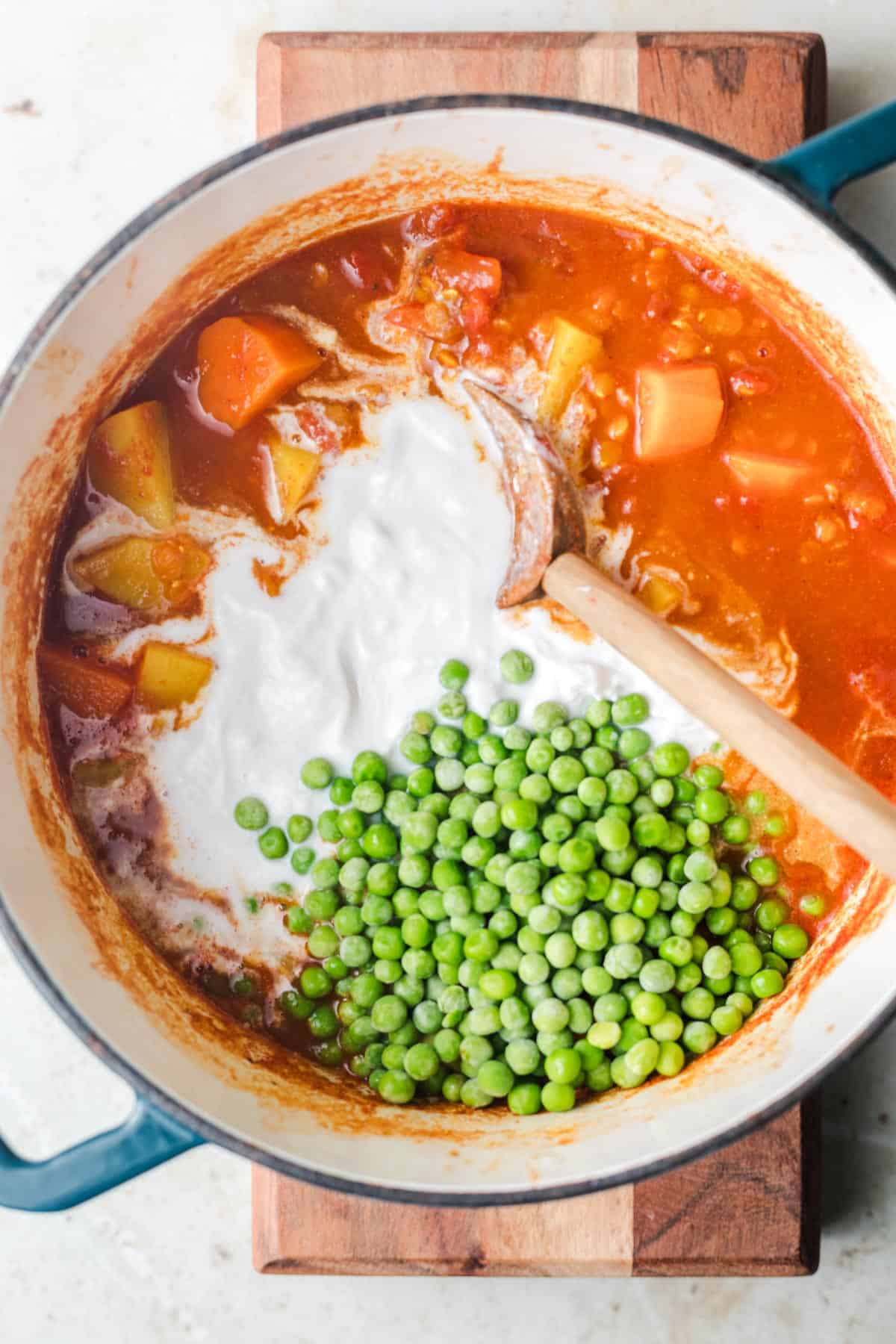 veganes curry mit kokosmilch und erbsen