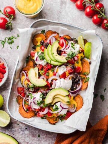 vegane süßkartoffel nachos mit nach sauce
