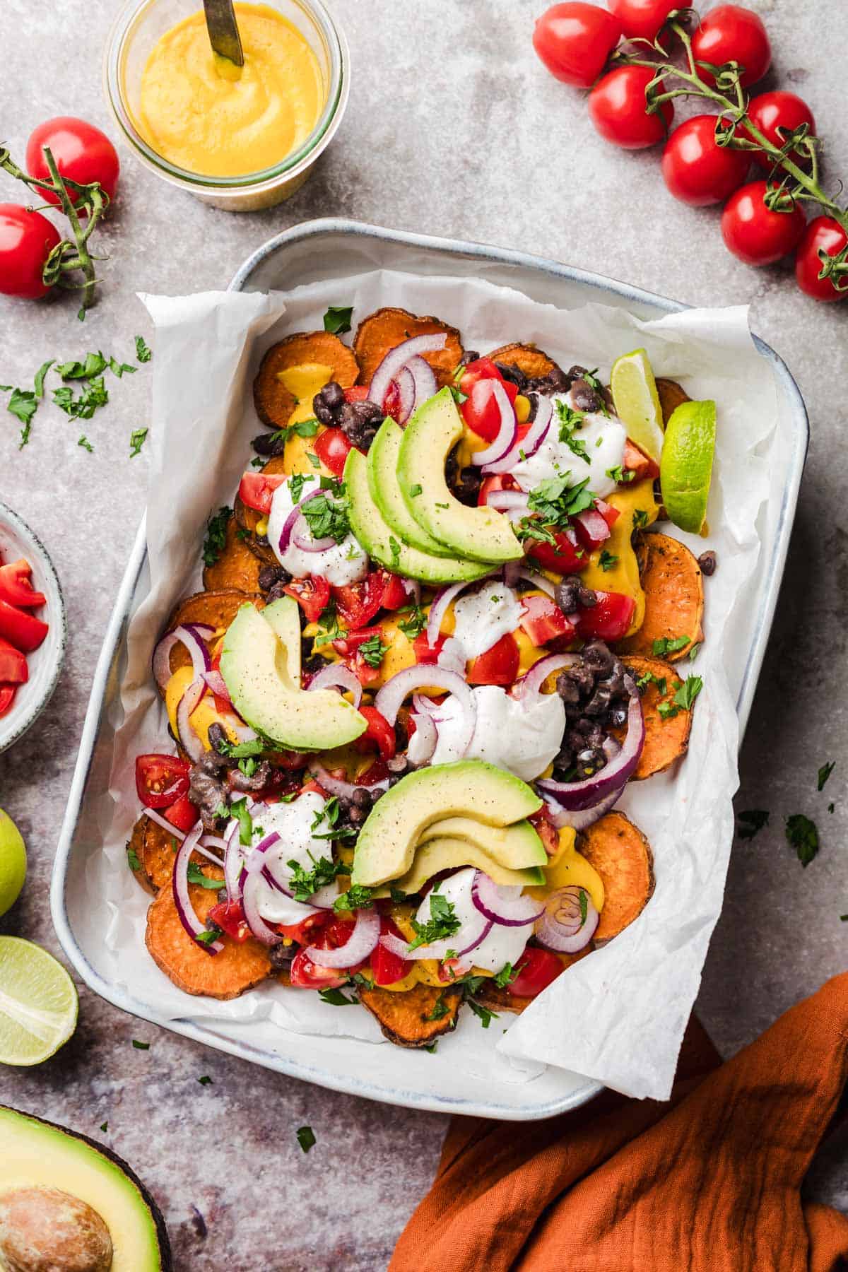 vegane süßkartoffel nachos mit nach sauce