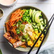 vegane tempeh bowl mit avocado, mango und karotte