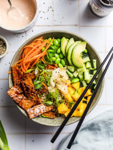 vegane tempeh bowl mit avocado, mango und karotte