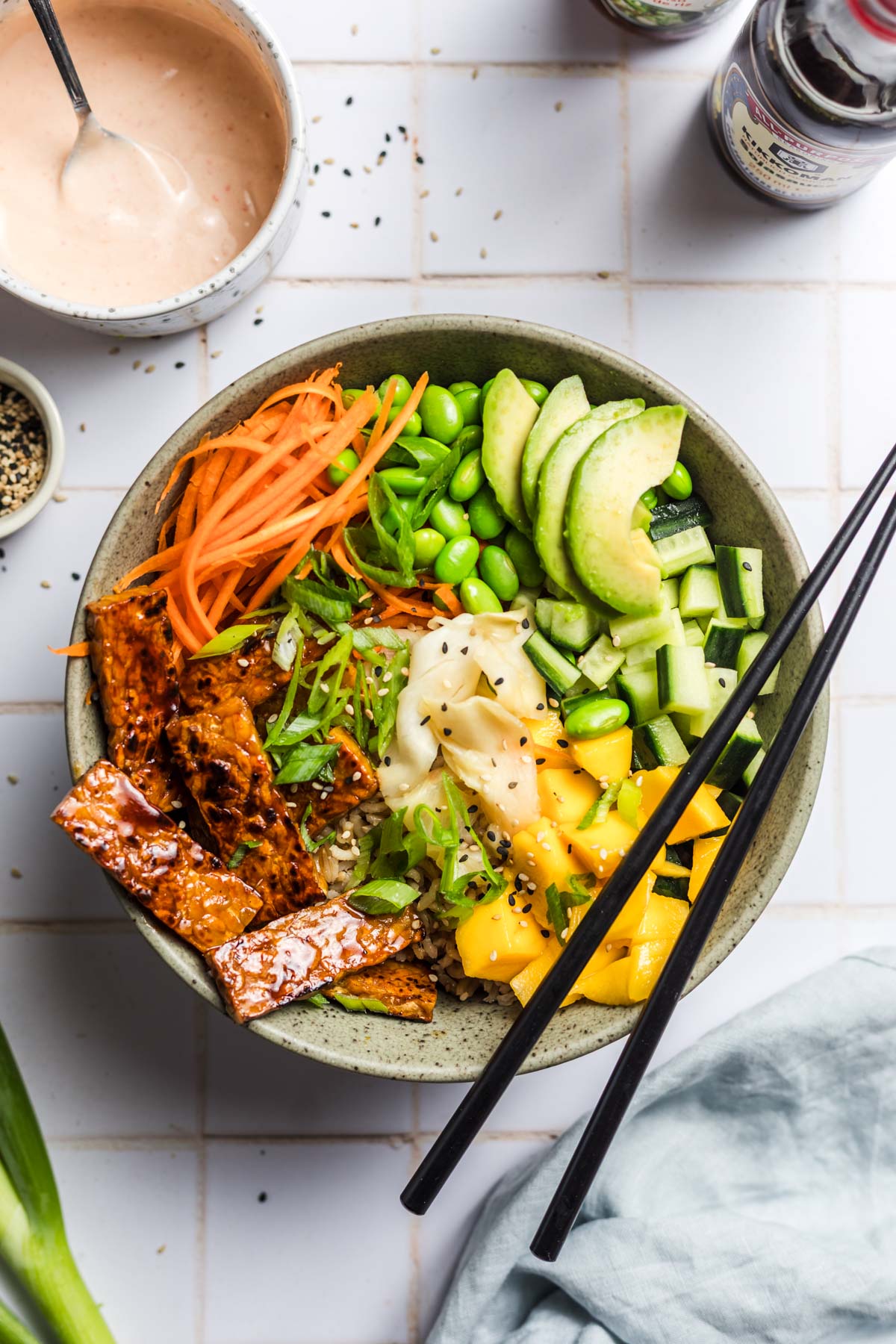 vegane tempeh bowl mit avocado, mango und karotte