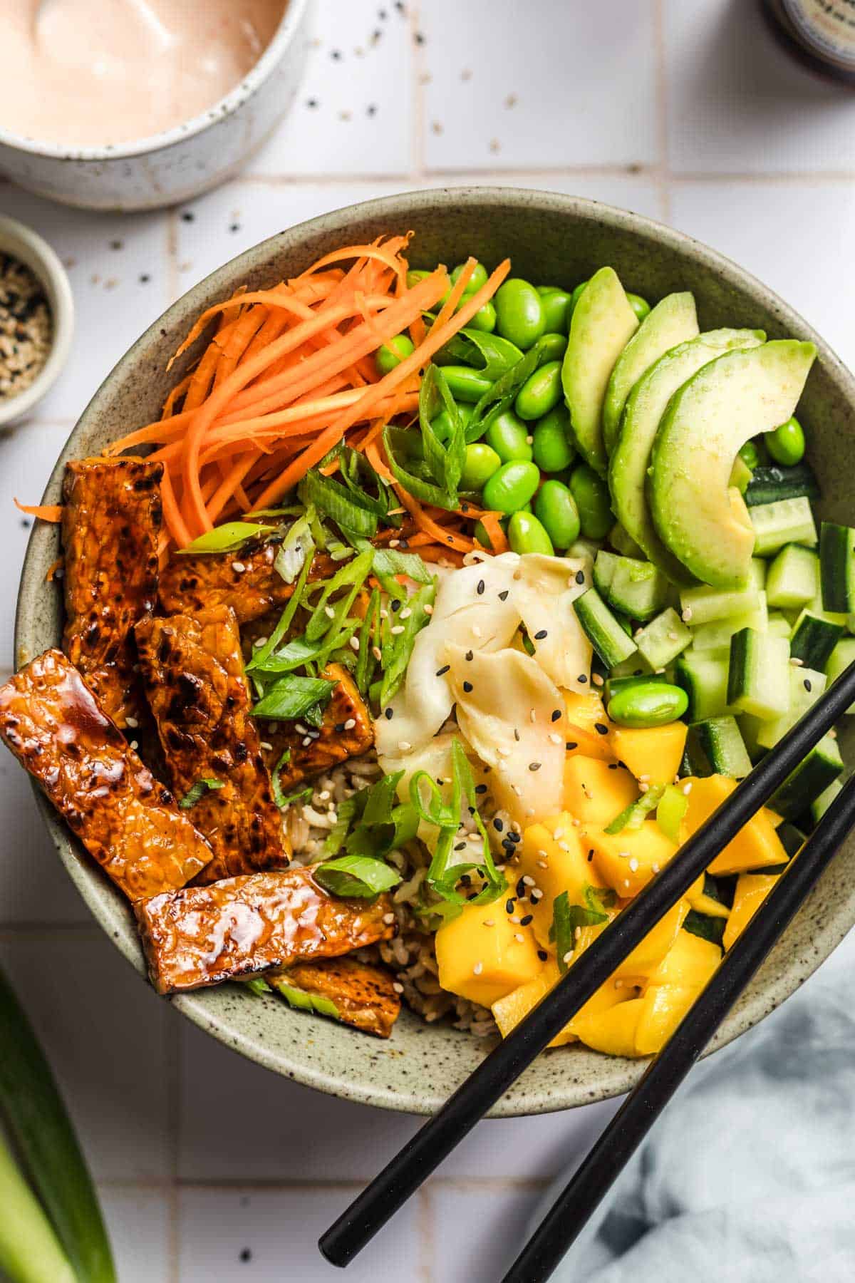 tempeh buddha bowl mit gemüse und avocado