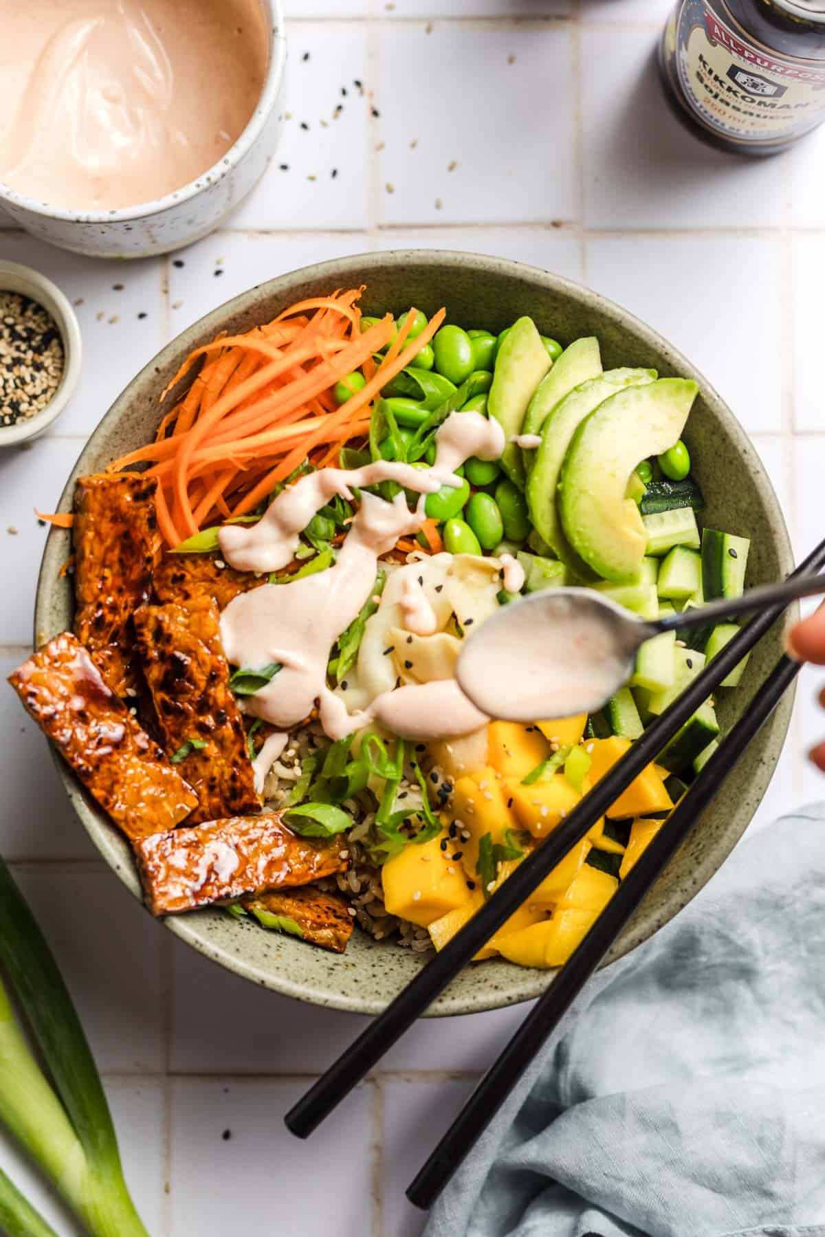 vegane sushi bowl mit gebratenem tempeh