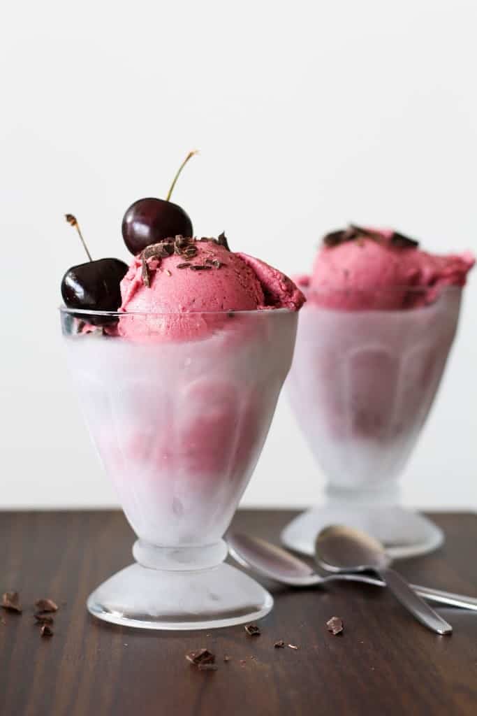Natürlich gesüsstes veganes Kirsch-Eis mit Schokosplittern | Veggie Jam