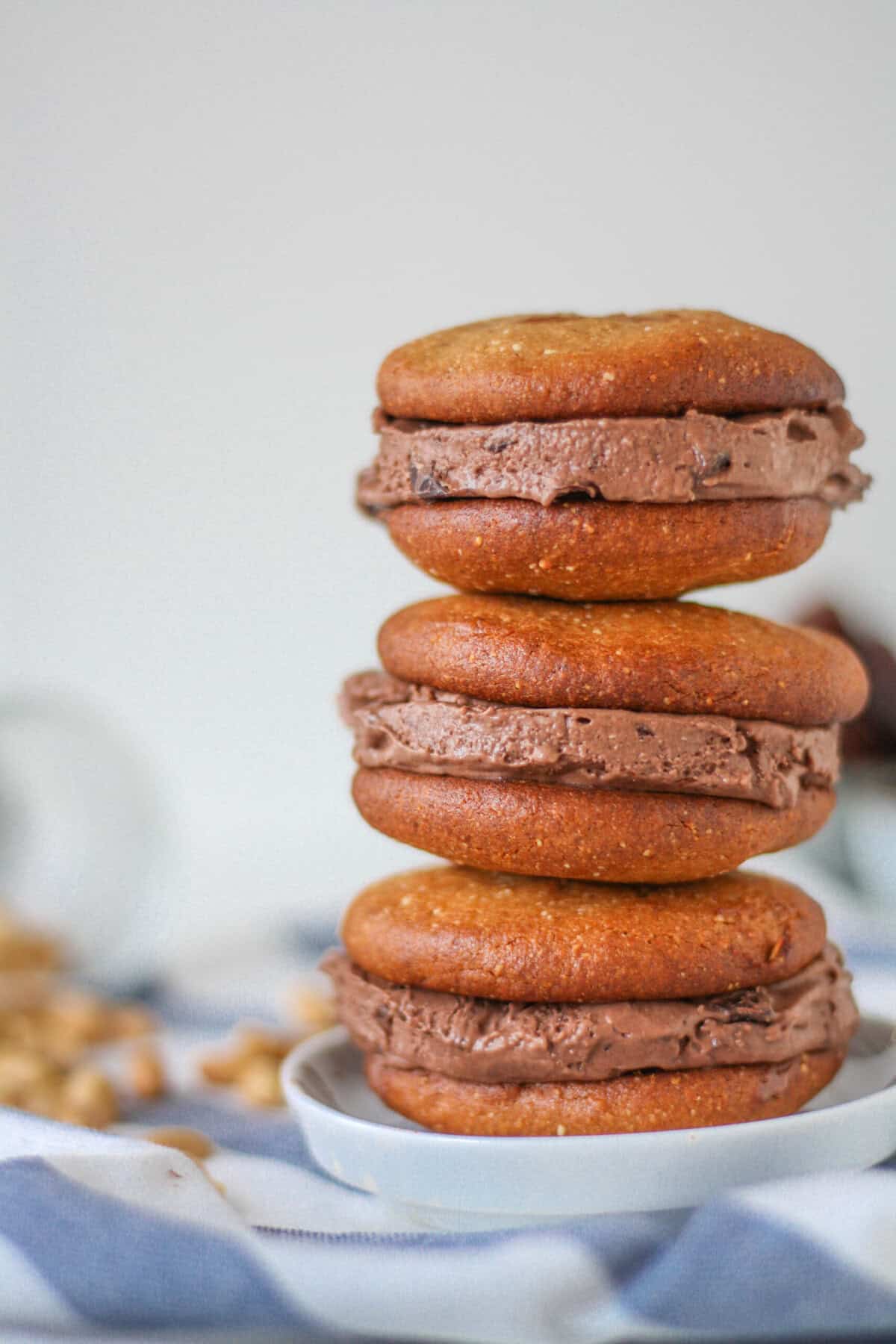 Erdnuss-Schoko Eiscreme Sandwich1 Veganes glutenfreies Eiscreme-Sandwich mit Erdnusskeksen und Schokolade