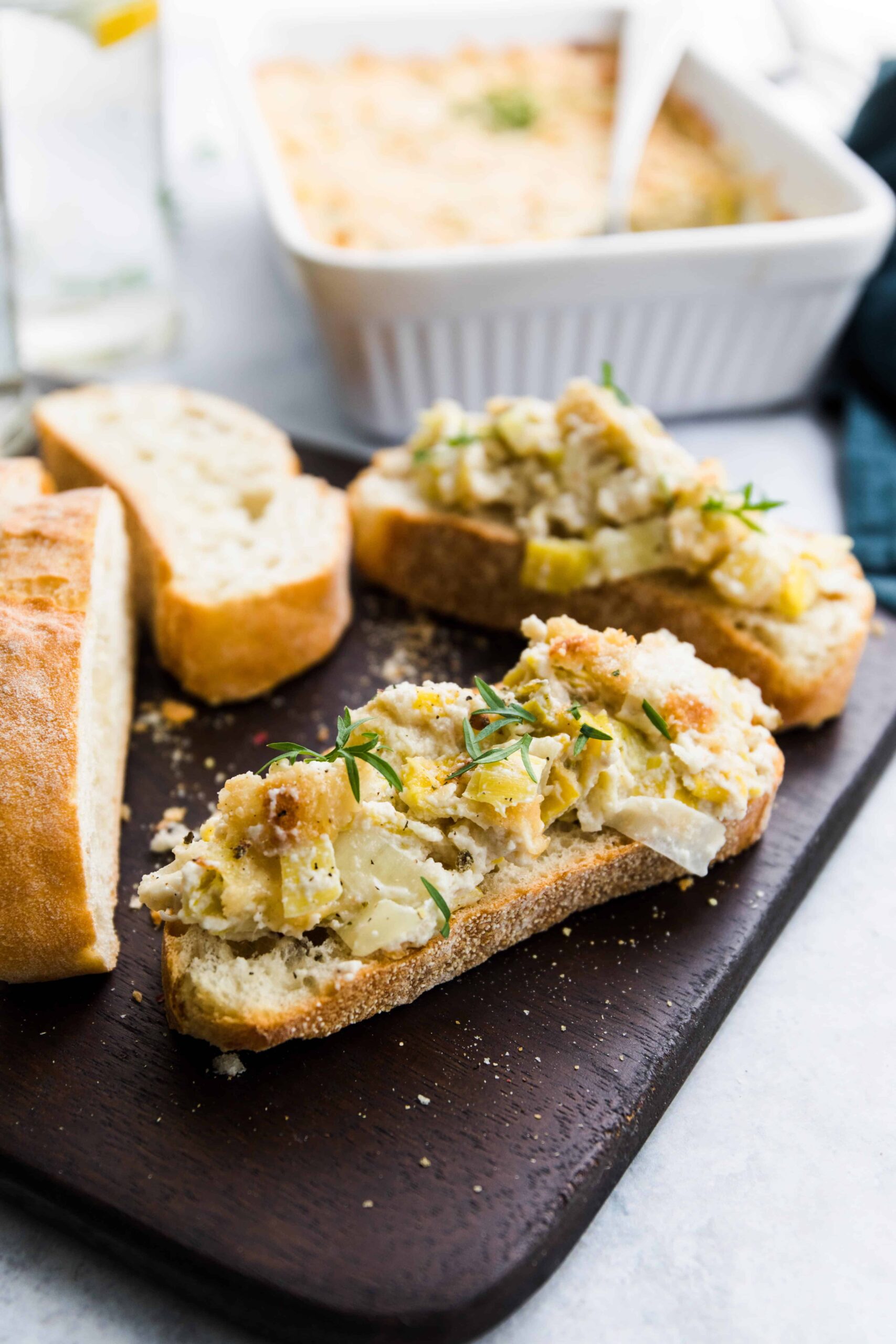 warmer lauch dip mit cashews auf baguette