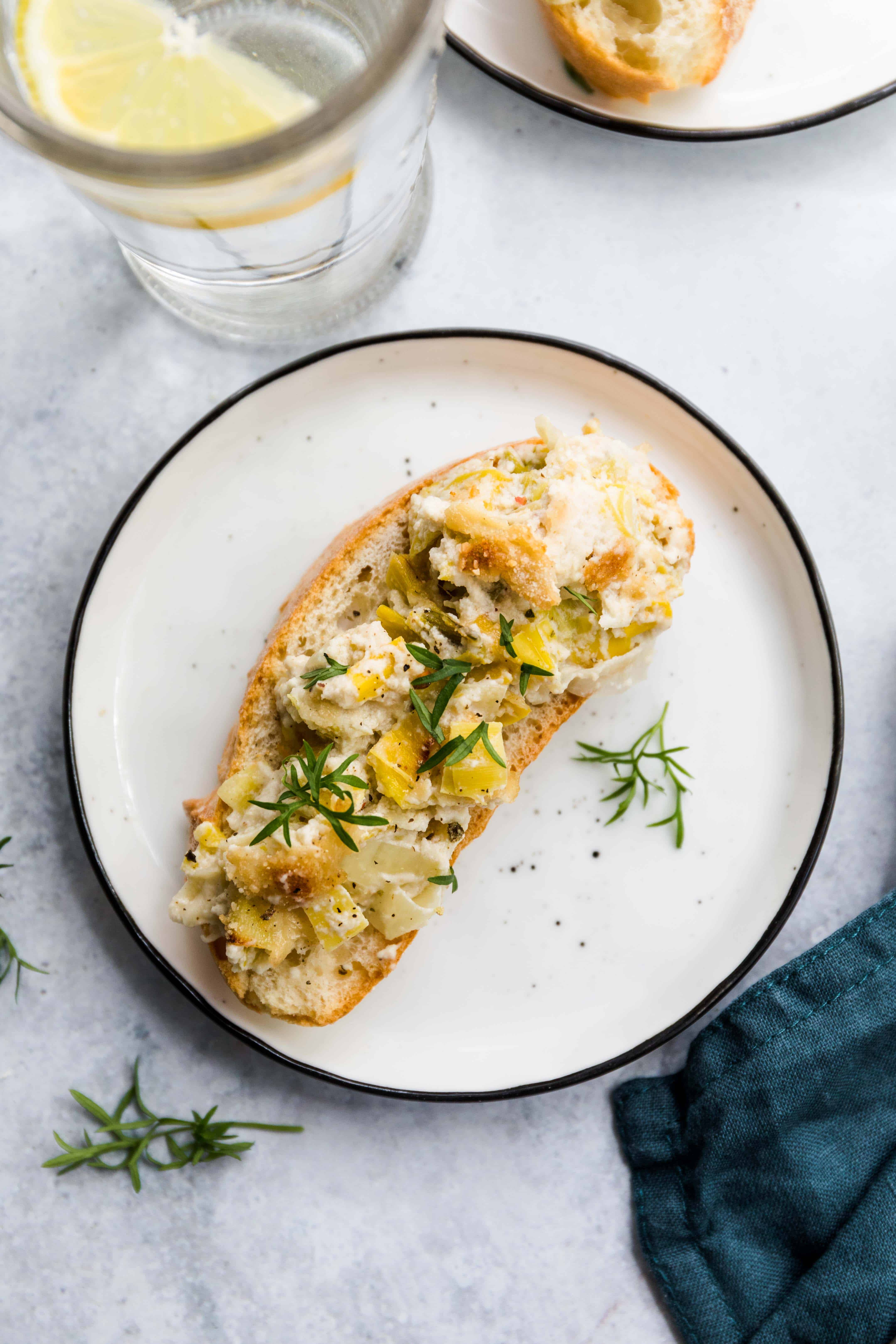 Veganer Lauch cashew Dip auf ciabatta