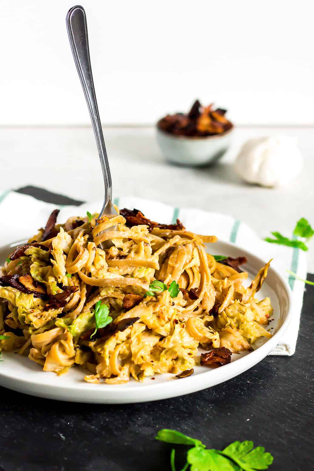 Vollkorn Linguine in einer cremigen Wirsing-Knoblauch-Wirsing Soße und Kokos-Bacon #vegan