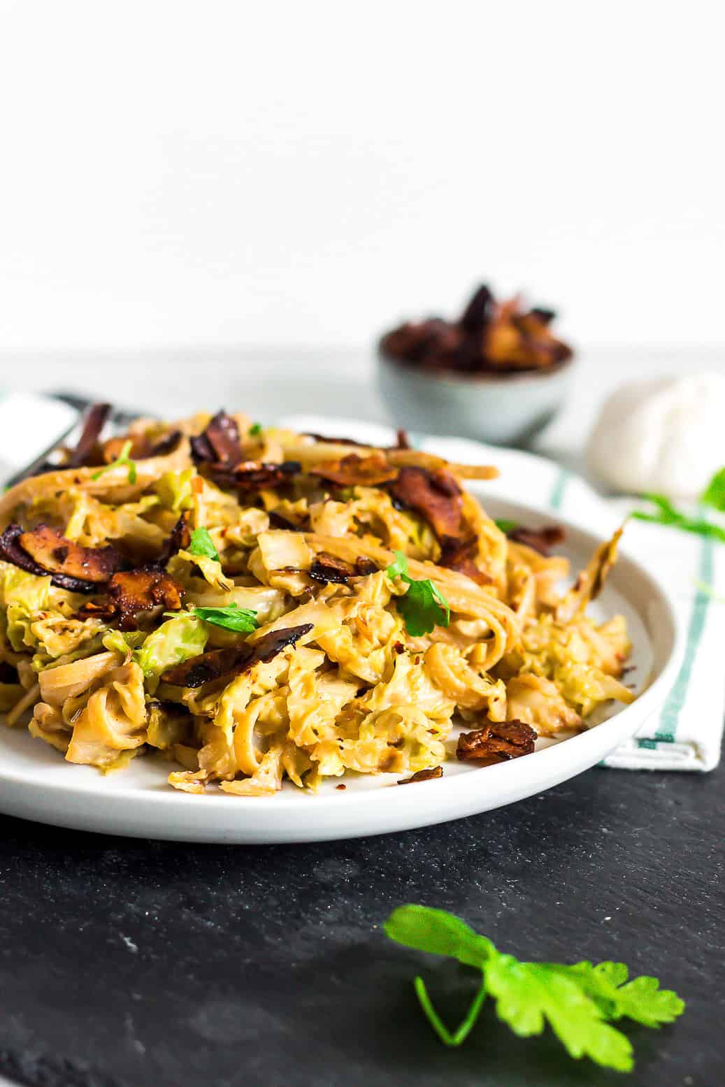Vollkorn Linguine in einer cremigen Wirsing-Knoblauch-Wirsing Soße und Kokos-Bacon #vegan