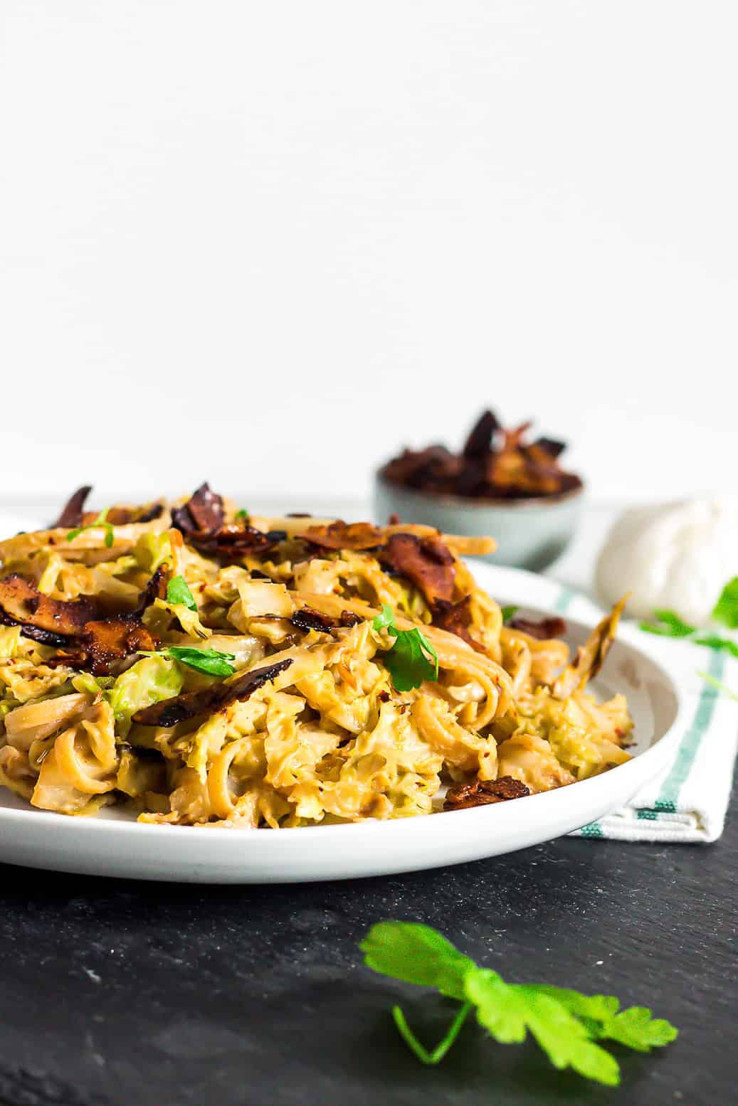Vollkorn Linguine in einer cremigen Wirsing-Knoblauch-Wirsing Soße und Kokos-Bacon #vegan