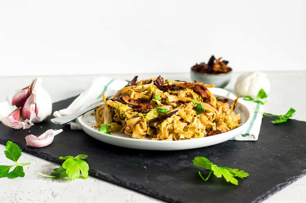 Vollkorn Linguine in einer cremigen Wirsing-Knoblauch-Wirsing Soße und Kokos-Bacon #vegan