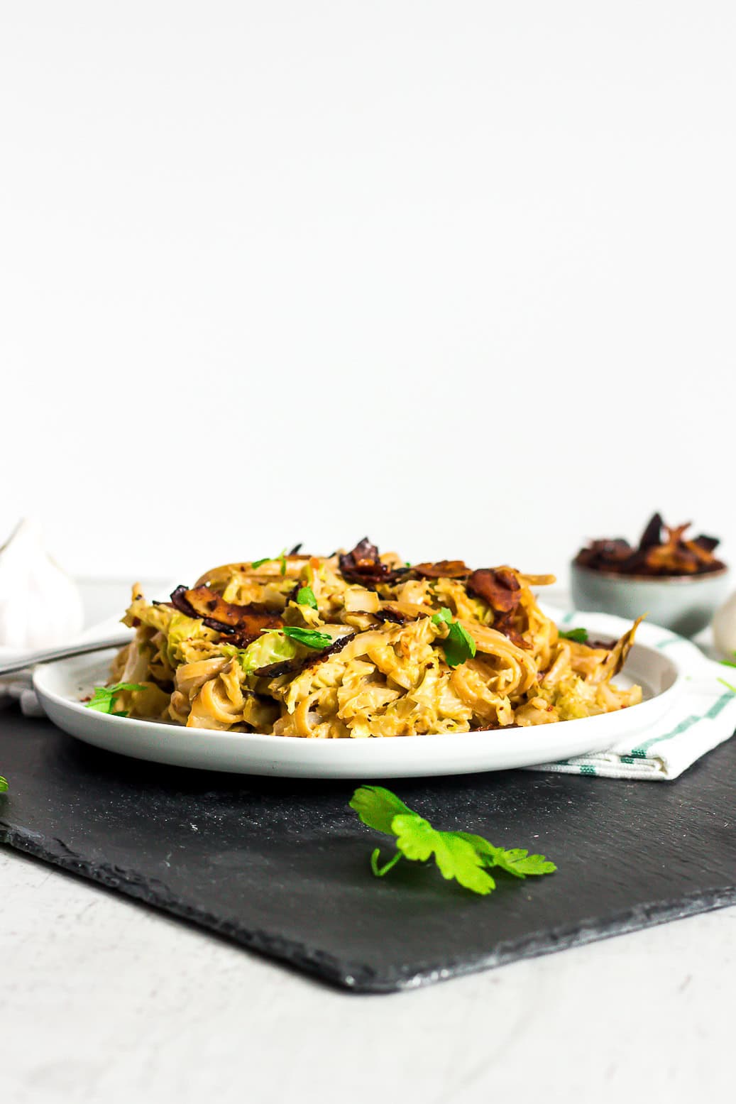Vollkorn Linguine in einer cremigen Wirsing-Knoblauch-Wirsing Soße und Kokos-Bacon #vegan