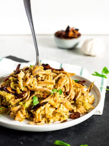 Vollkorn Linguine in einer cremigen Wirsing-Knoblauch-Wirsing Soße und Kokos-Bacon #vegan