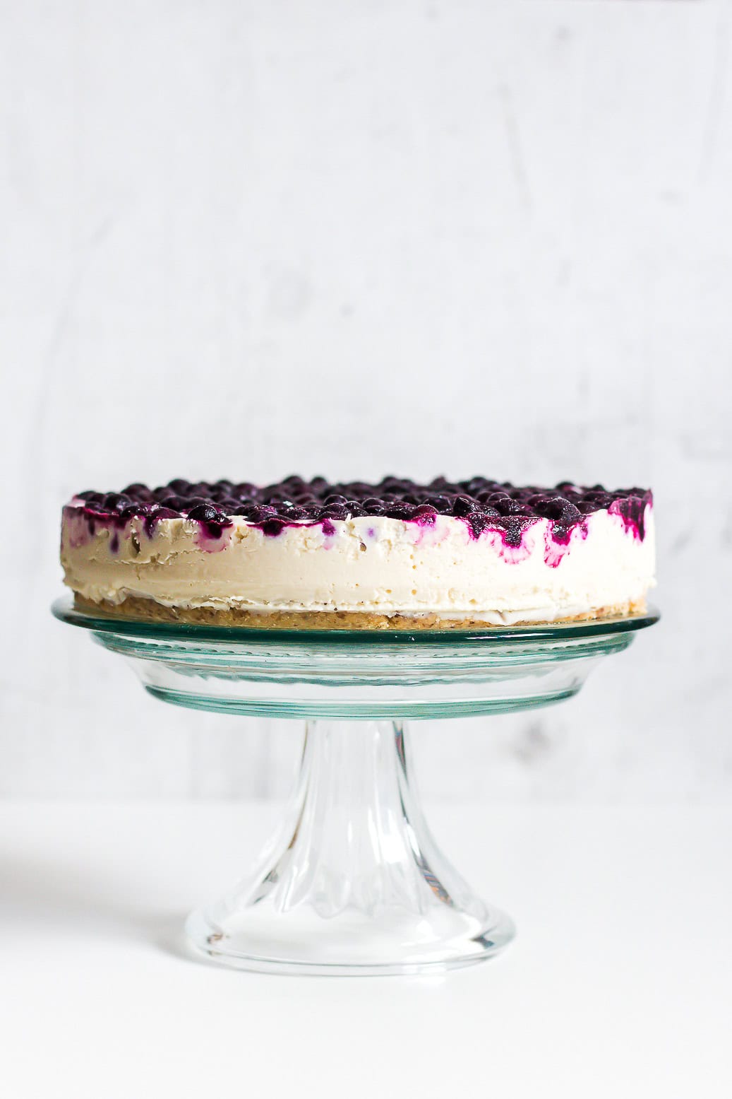 (fast) roher veganer Heidelbeer-Zitronen Cheesecake 
