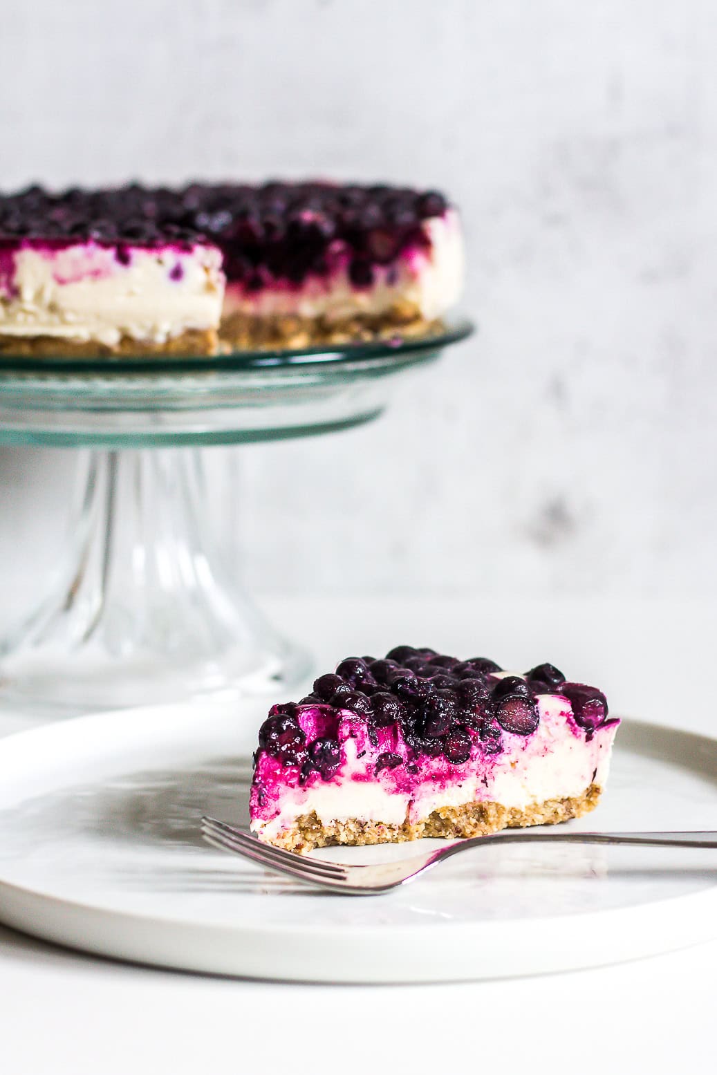 (fast) roher veganer Heidelbeer-Zitronen Cheesecake 