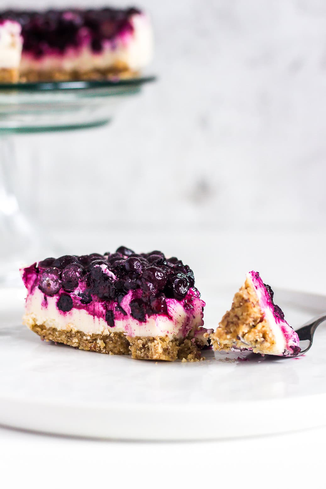 (fast) roher veganer Heidelbeer-Zitronen Cheesecake 