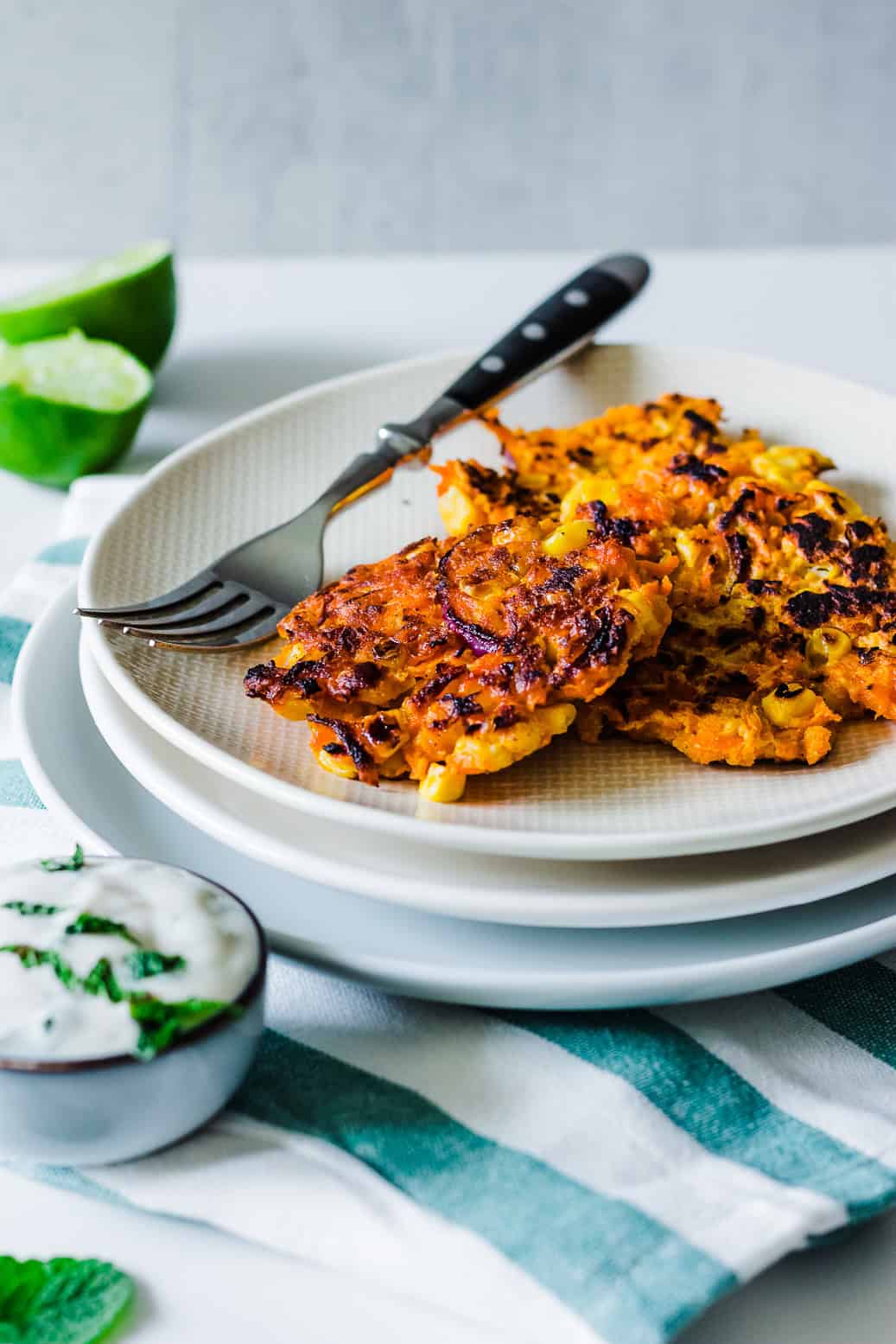herzhafte Karotten-Mais-Küchlein mit Minzdip #vegan #Dip #glutenfrei