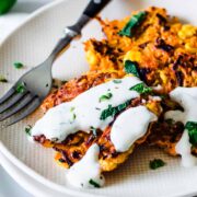 herzhafte Karotten-Mais-Küchlein mit Minzdip #vegan #Dip #glutenfrei